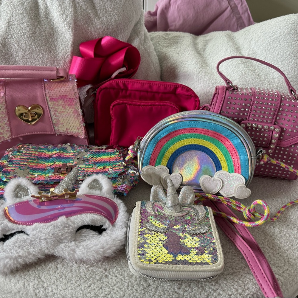 GIRLS PINK PURSE BUNDLE 
includes a unicorn wallet and sleep eye mask